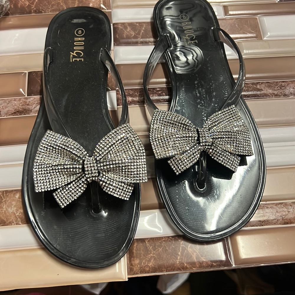 Cute size 8. rouge  flip-flops with your bow